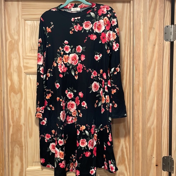 NWOT M buttery soft floral dress black - Picture 3 of 5